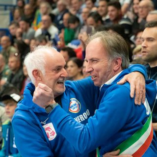 Claudio Prina, da sinistra, abbraccia il sindaco di Villafranca Piemonte per festeggiare la prima salvezza, nel 2023 (foto di Christian Bosio)