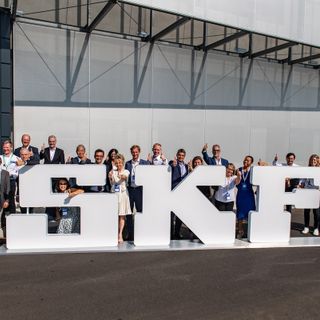 La foto di gruppo fuori dal nuovo centro