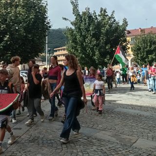 Il ritrovo in piazza a Luserna San Giovanni Il ritrovo in piazza a Luserna San Giovanni