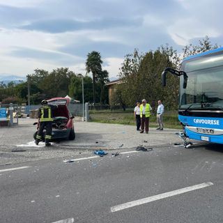 Grave incidente tra una Fiat Cinquecento e un pullman