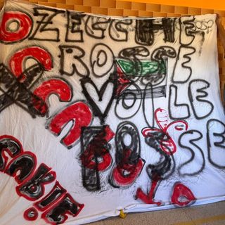 Lo striscione con il messaggio minatorio