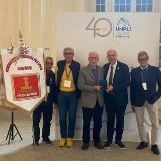 Il riconoscimento a Giulio Brarda, al centro della foto