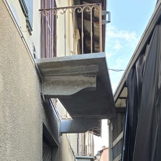 Il camion contro il balcone