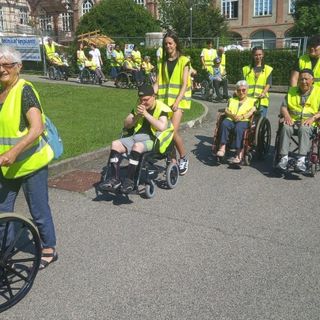 I volontari e gli ospiti della Casa dell’ Anziano diretti al mercato I volontari e gli ospiti della Casa dell’ Anziano diretti al mercato