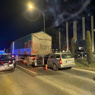 Malore alla guida, si schianta con l'auto contro un camion: muore 58enne di Villafranca Piemonte