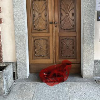 Il ritrovamento di fronte alla porta del municipio
