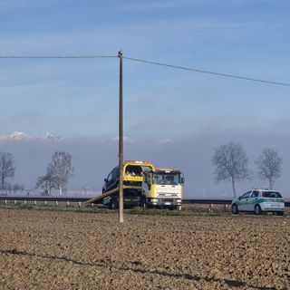 Sbanda per il fondo scivoloso e finisce contro il guard rail