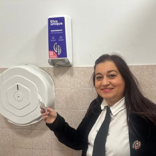 Lia Bianco a fianco del dispenser