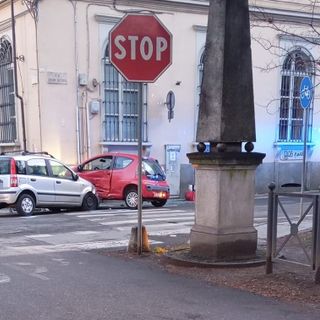 Scontro tra auto fra via Battisti e via Marro a Pinerolo