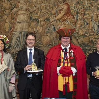 Il presidente Davide Nicco tra Giacometta e Gianduja