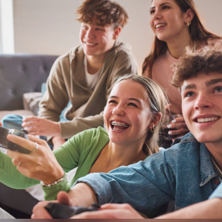 In che modo le tradizioni popolari e i miti influenzano i videogiochi?