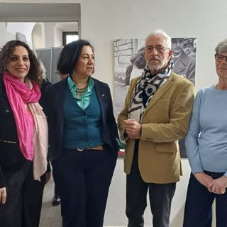 Franco Senestro all’inaugurazione della mostra a None, con, da sinistra, Paola Difino, Caterina Greco e Loredana Brussino