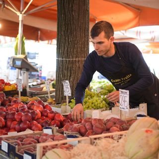 Matteo Giordano nel suo banco