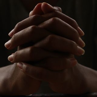 “Profondo sdegno per la preghiera e l’imposizione delle mani a Trump”