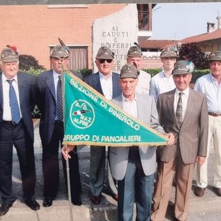 Emanuele Libra, in prima fila a destra con gli alpini