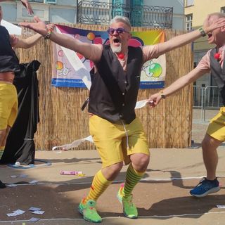 Un naso rosso in piazza Roma a Pinerolo per far nascere sorrisi