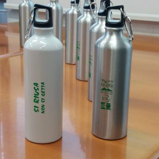 Quattro aziende dei rifiuti difendono l’ambiente, donando borracce in alluminio ai dipendenti