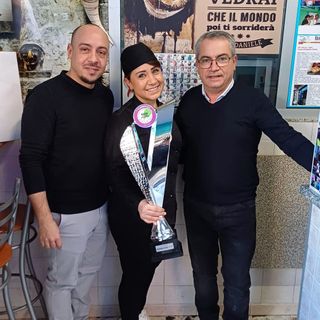 Michela Carbone festeggia il premio con, a sinistra, il fratello Pasquale e il papà Silvio