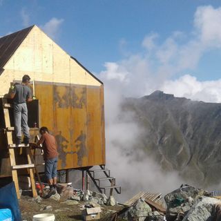 Lavori al bivacco Salvasera in Alta Val Pellice