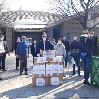 Le comunità cinesi donano migliaia di mascherine ai Comuni del Pinerolese (FOTO)