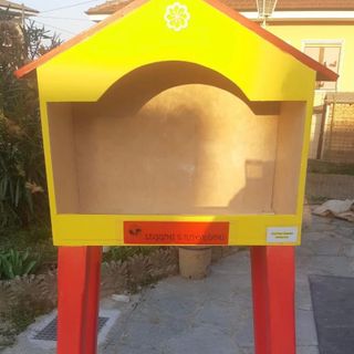 Una delle sei casette del bookcrossing di Bibiana