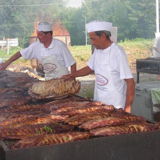 Giovani, griglie e Vespe: gli ingredienti della Sagra della Costina
