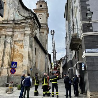 Volano via frammenti di lamiera dal campanile della Confraternita: a Bricherasio intervengono i vigili del fuoco