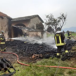 Incendio legnaia a Campiglione Fenile