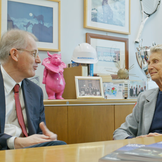 Il direttore de ‘La Stampa’ Andrea Malaguti con la presidente della Fondazione, Allegra Agnelli