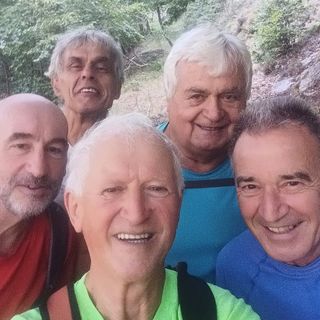 Carlo Degiovanni a destra, con alcuni amici che hanno lanciato la petizione