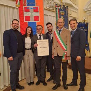 Mauro Buttigliero dopo la consegna dell’onorificenza con i figli, il sindaco, il suo vice e Tronzano