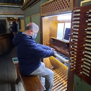 Mauro Marconetto suona l'organo della chiesa parrocchiale di Cavour per il concerto di Natale 2020 di Organicamente