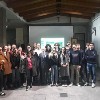 I diciottenni cavouresi con al centro Fassone