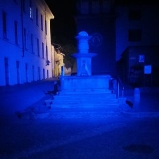 La fontana di Cavour illuminata di blu