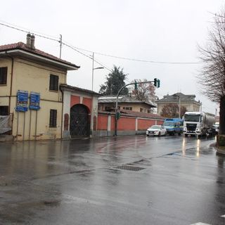 L’incrocio dove sorgerà la rotonda e a sinistra la casa che verrà espropriata