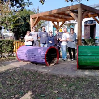 Il Comitato nel giardino della materna con i giochi ritinteggiati