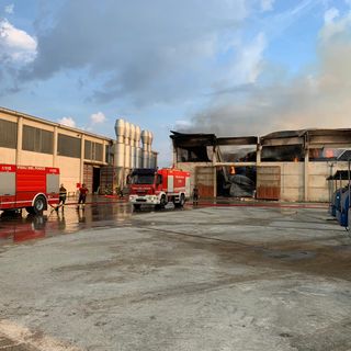 Incendio in un capannone di Cercenasco, numerose squadre di Vigili del Fuoco impegnate