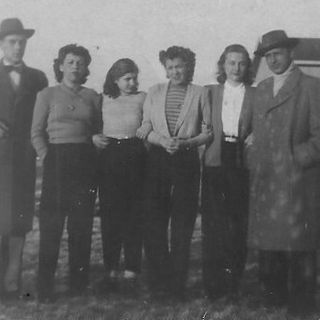 Da sinistra, Mario e Lucia, i genitori di Secondo, con altri piemontesi immigrati a Göteborg. Sullo sfondo una baracca della Colonia Italiana della Skf.
