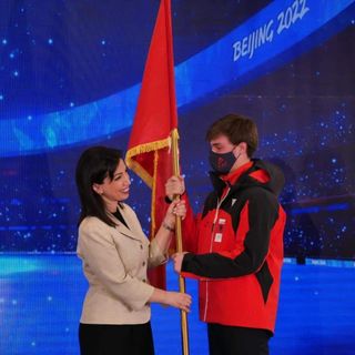 Denni Xhepa che riceve il vessillo albanese