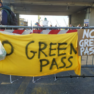 Uno dei momenti della protesta al porto di Genova