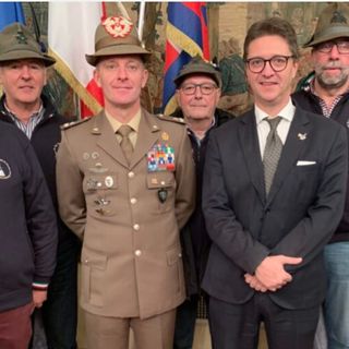 Davide Nicco, in prima fila, a destra, alla celebrazione della Giornata del Valore Alpino