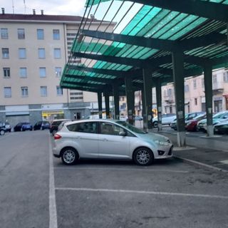 Vento forte: danni in piazza Roma a Pinerolo, stop al mercato del produttori