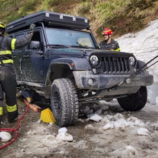 Fuoristrada in bilico sul dirupo, intervengono i vigili del fuoco di Pinerolo [FOTO]