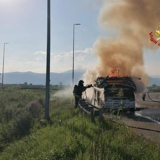 Un camper prende fuoco sulla statale 23 ad Airasca [FOTO]