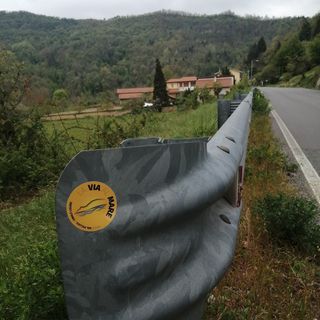 Uno degli adesivi sul percorso