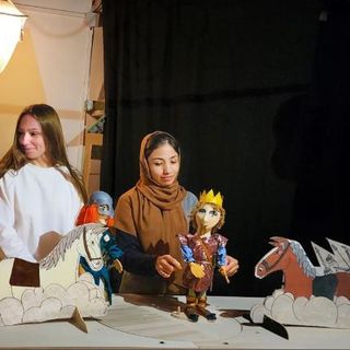 Rifugiati e richiedenti asilo raccontano la guerra e l’amore con ‘Fantaghirò’