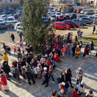 I bimbi che addobbano l'albero di Natale a Luserna San Giovanni