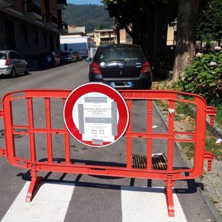 Bimbi e genitori in strada per entrare in classe: Luserna San Giovanni chiude via Ex Deportati e Internati
