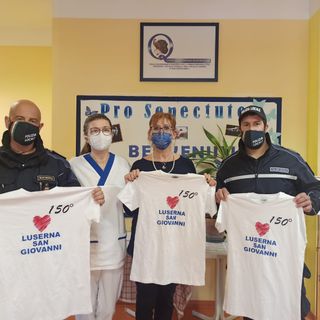 La consegna delle magliette per l’Ucraina