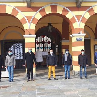 «Ci sono cinesi in piazza a Luserna San Giovanni», ma per aiutare il Comune